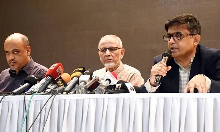 রাজধানীর ফরেন সার্ভিস একাডেমিতে প্রেস ব্রিফিং করেন প্রধান উপদেষ্টার প্রেস সচিব শফিকুল আলম। ১৫ এপ্রিল