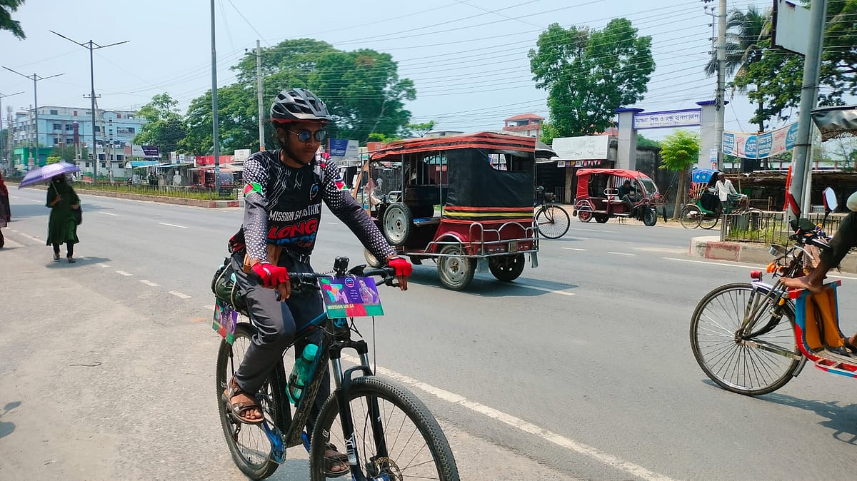 ‘সাইক্লিং করি বায়ুদূষণ রোধ করি’ এই বার্তা নিয়ে ৬৪ জেলা ঘুরছেন রাহাত ইসলাম। গতকাল মঙ্গলবার মাগুরা স্টেডিয়ামের সামনে
