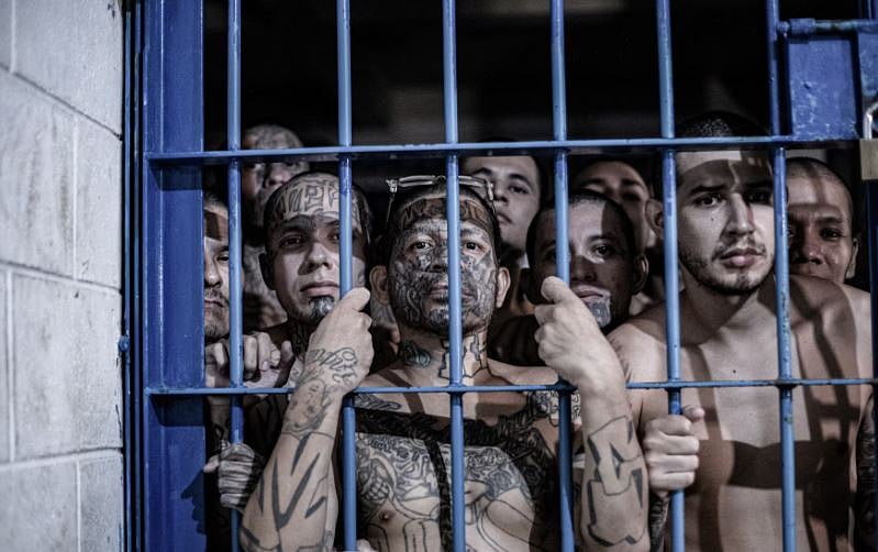 এল সালভাদরের কুখ্যাত ‘দ্য টেরোরিজম কনফাইনমেন্ট সেন্টারে’ কারাবন্দীরা