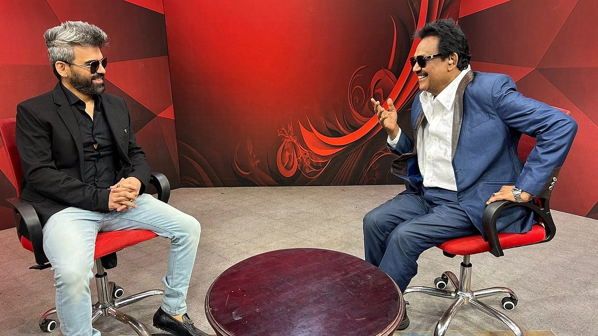 ‘চেনা মুখ দুঃখ সুখ’ অনুষ্ঠানের রেকর্ডিংয়ে হাবিব ওয়াহিদ ও ফেরদৌস ওয়াহিদ।