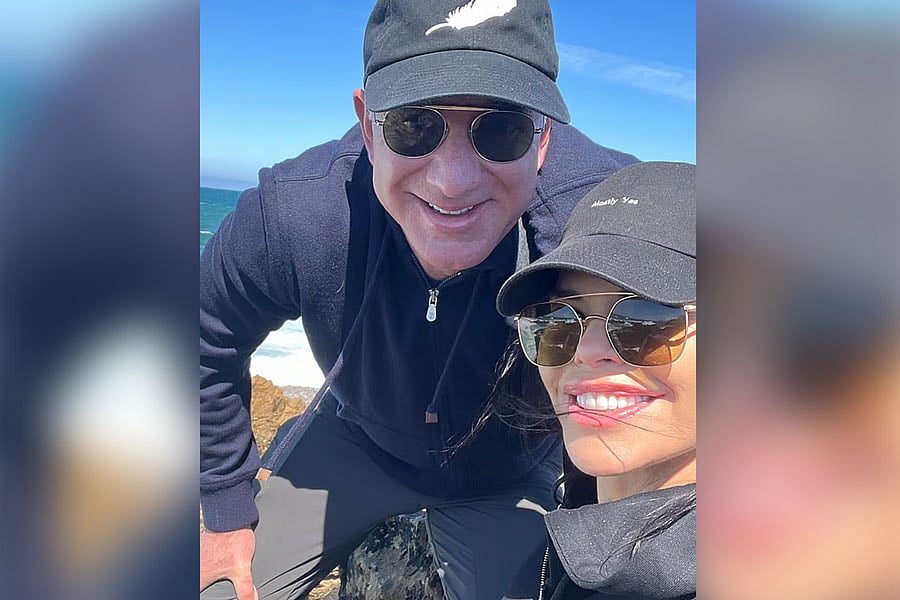 জেফ বেজোস ও তাঁর বাগ্‌দত্তা লরেন সানচেজ