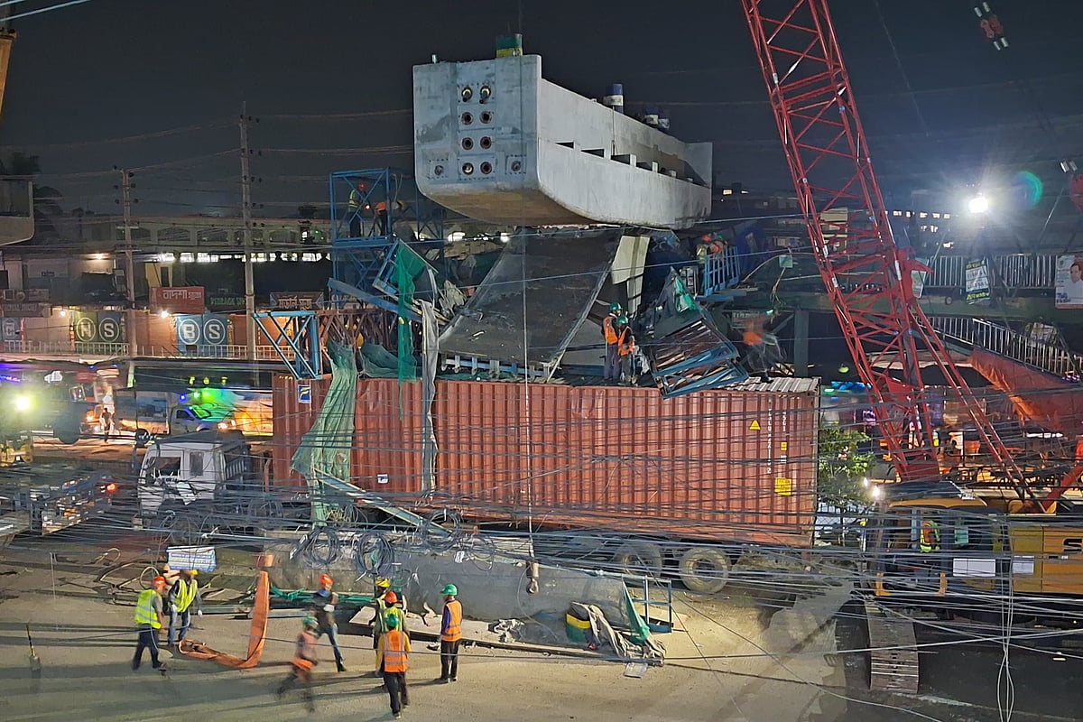 ঢাকা-আশুলিয়া এলিভেটেড এক্সপ্রেসওয়ের একটি পিআর ক্যাপের শাটার খুলে পড়েছে লরির ওপর। মঙ্গলবার রাত ৮টার দিকে সাভার উপজেলার আশুলিয়ায়