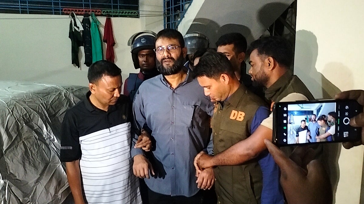 আটকের পর থানায় নেওয়া হচ্ছে গাইবান্ধা-২ আসনের সাবেক সংসদ সদস্য শাহ সারওয়ার কবিরকে