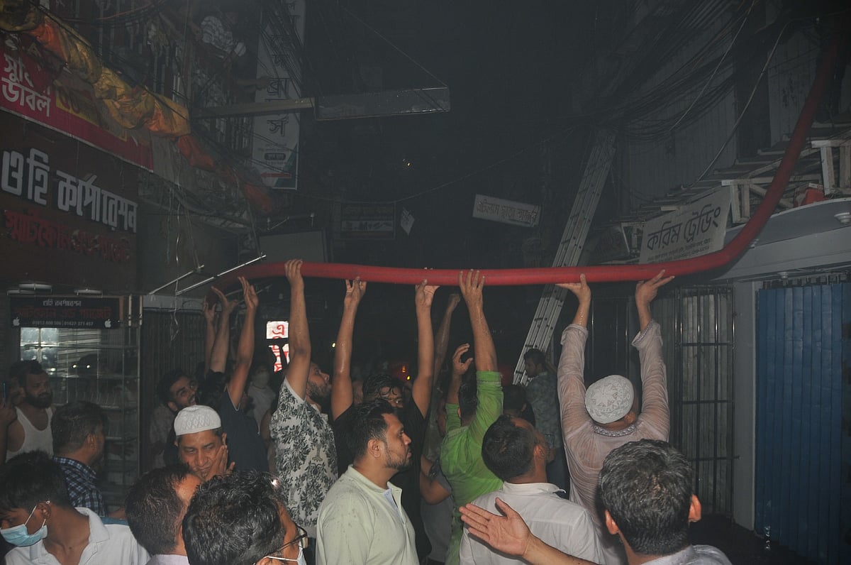 আগুন নেভাতে ফায়ার সার্ভিসের কর্মীদের সহায়তা করেন স্থানীয় লোকজন