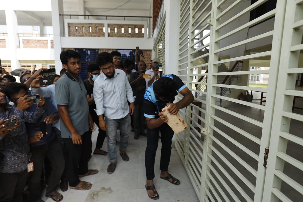 কুয়েটের খান জাহান আলী হলের তালা ভাঙছেন শিক্ষার্থীরা। আজ বেলা ১টা ৫৫ মিনিটে