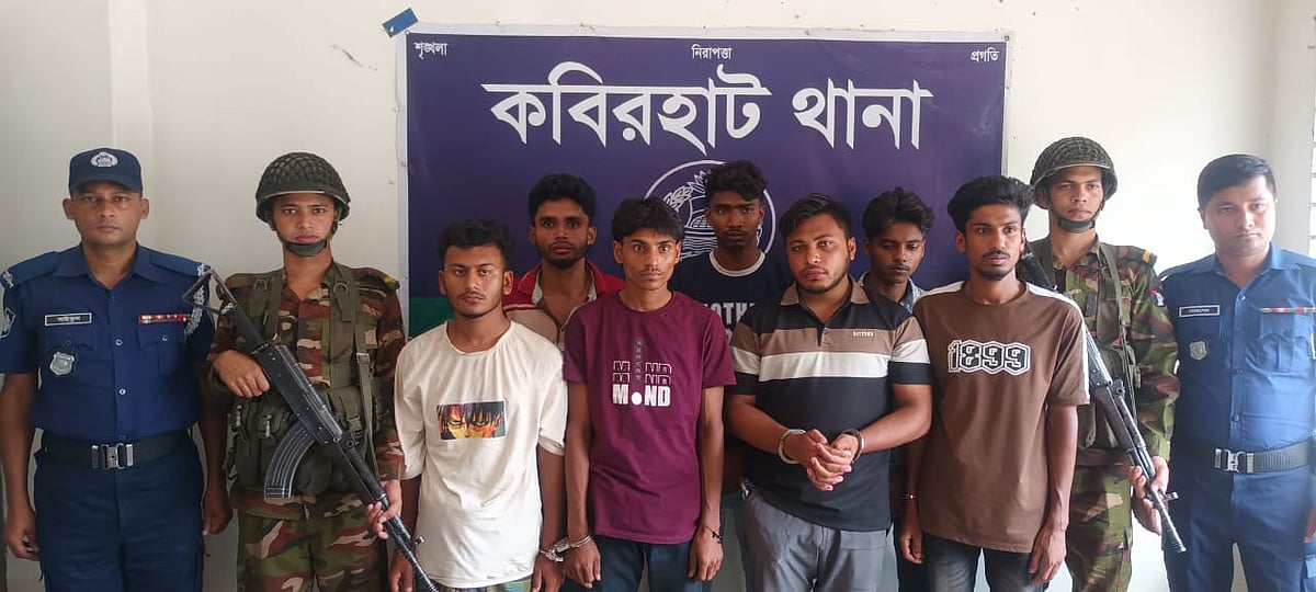 নোয়াখালীর কবিরহাট উপজেলায় চাঁদাবাজির অভিযোগে গ্রেপ্তার অভিযুক্তরা। সোমবার সকালে কবিরহাট থানায়