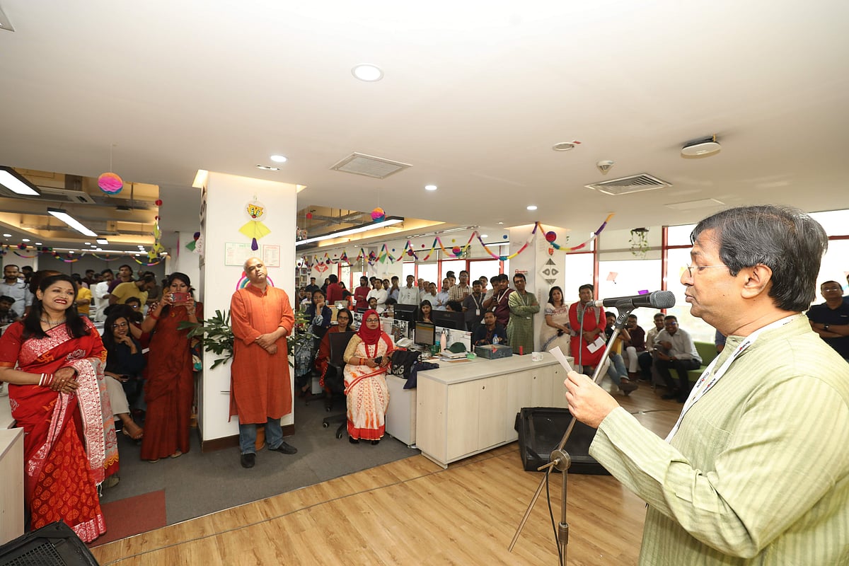 আড্ডা ও সাংস্কৃতিক পরিবেশনার মধ্য দিয়ে বাংলা নববর্ষ ১৪৩২ উদ্‌যাপন করেন প্রথম আলোর কর্মীরা। অনুষ্ঠানে কবিতা আবৃত্তি করছেন প্রথম আলোর নির্বাহী সম্পাদক সাজ্জাদ শরিফ। মঙ্গলবার বিকেলে প্রথম আলো কার্যালয়ে