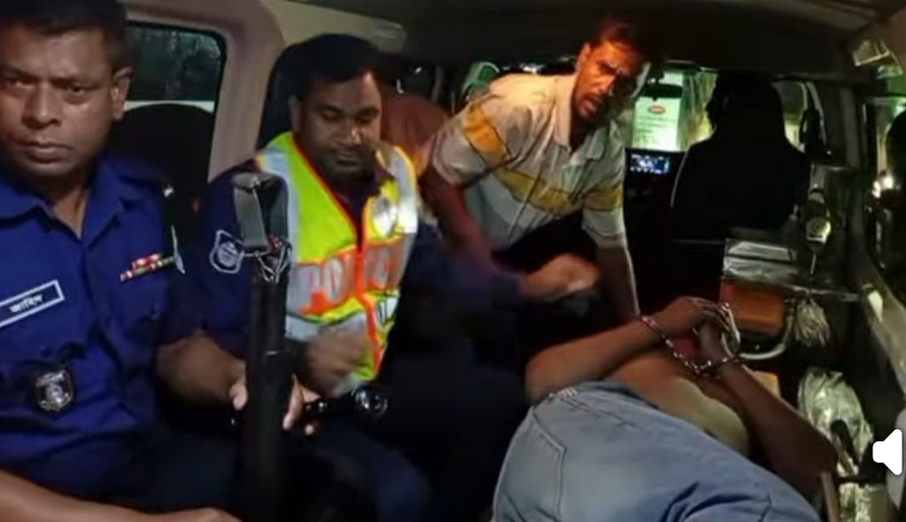 জয়পুরহাটে পিস্তলসহ একজনকে আটক করে থানায় নিয়ে যাচ্ছে পুলিশ। এর আগে জনতা তাকে পিটুনি দেয়। গতকাল সোমবার রাতে