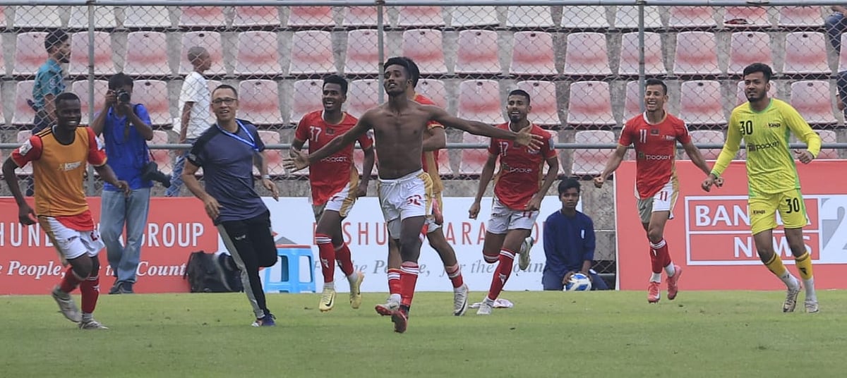 অতিরিক্ত সময়ে গোল করার আনন্দে জার্সি খুলে ফেলেন বসুন্ধরা কিংসের ইনসান হোসেন। আজ রহমতগঞ্জের বিপক্ষে বসুন্ধরা কিংস অ্যারেনায়