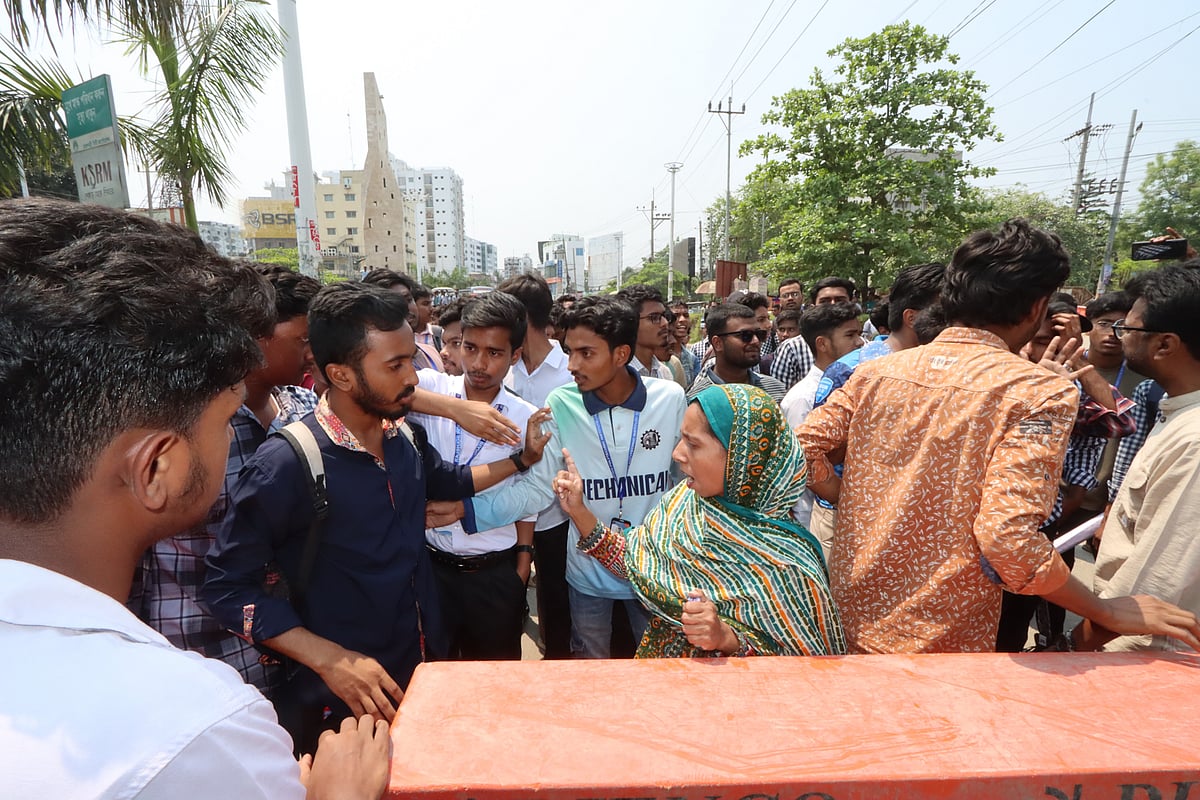 কারিগরি শিক্ষাপ্রতিষ্ঠানের শিক্ষার্থীরা ছয় দফা দাবিতে সড়ক ও রেলপথ অবরোধ করেঅ। আজ মঙ্গলবার