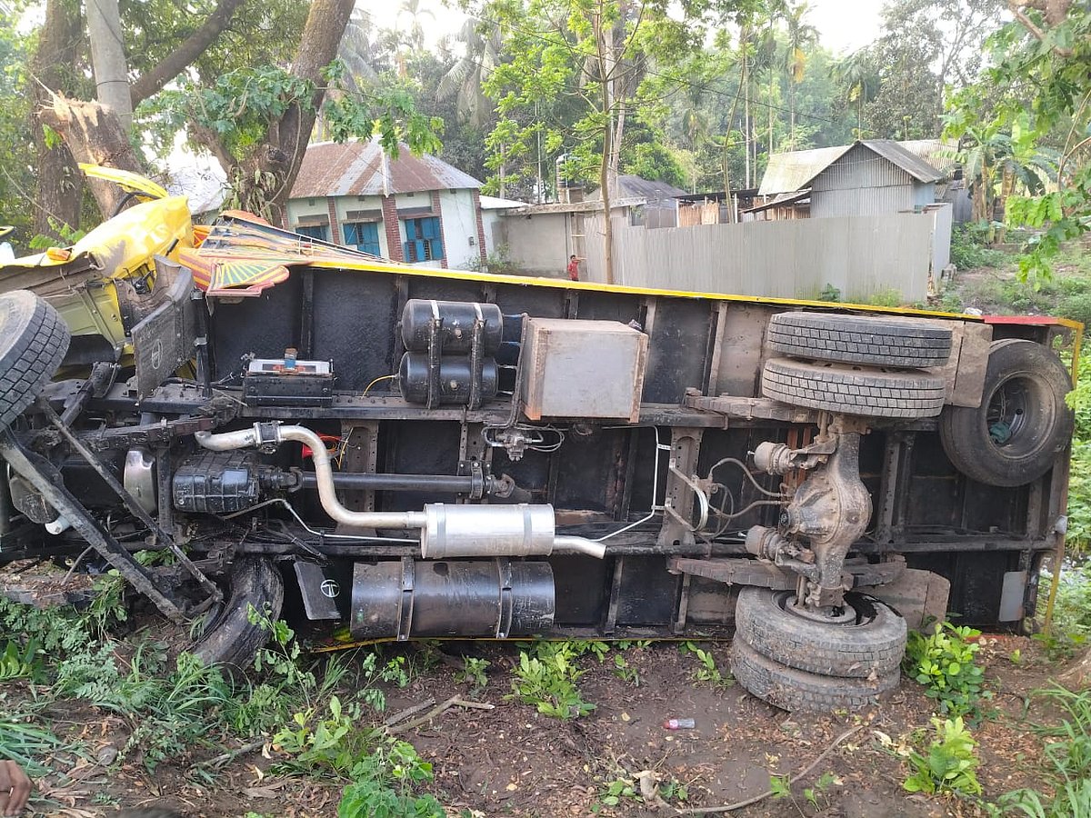 ফরিদপুরের মধুখালীতে তরমুজবোঝাই ট্রাক উল্টে চালক ও তাঁর সহকারী নিহত হয়েছেন। আজ মঙ্গলবার সকালে ঢাকা-খুলনা মহাসড়কে ঘোপঘাট এলাকায়।