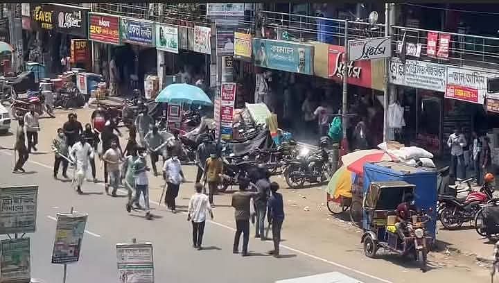 ফেনীর দাগনভূঞায় বাজারের ইজারা নিয়ে বিএনপির দুই পক্ষের সংঘর্ষের সময় লাঠিসোঁটা হাতে এক পক্ষ। আজ দুপুরে