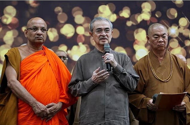 মালয়েশিয়ার সাবেক প্রধানমন্ত্রী আবদুল্লাহ আহমদ বাদাওয়ি (মাঝে)