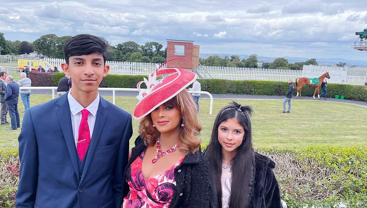 দুই সন্তান আবরাজ ও মৌনীরার সঙ্গে মা মাকসুদা আখতার প্রিয়তী