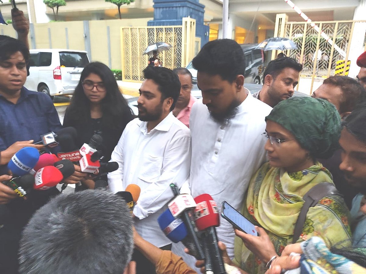 ঢাকা সফররত যুক্তরাষ্ট্রের দক্ষিণ ও মধ্য এশিয়াবিষয়ক উপসহকারী পররাষ্ট্রমন্ত্রী নিকোল চুলিকের সঙ্গে বৈঠক শেষে সাংবাদিকদের সঙ্গে কথা বলেন এনসিপির আহ্বায়ক মো. নাহিদ ইসলাম। আজ বুধবার বিকেলে গুলশানে