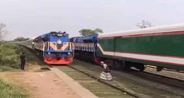 রেললাইনে শুয়ে পড়ছেন মীর রুহুল আমিন। গত সোমবার রাজশাহীর বাঘা উপজেলার আড়ানী রেলস্টেশনে