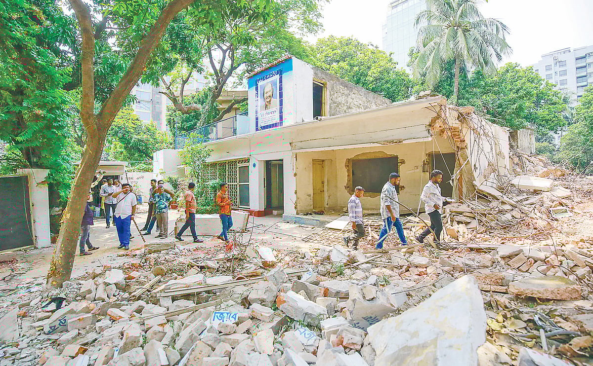 প্রয়াত কবি ও বীর মুক্তিযোদ্ধা রফিক আজাদের স্মৃতিবিজড়িত বাড়িটির একাংশ ভেঙে দেওয়া হয়েছে। গতকাল ধানমন্ডির ১ নম্বর সড়কে