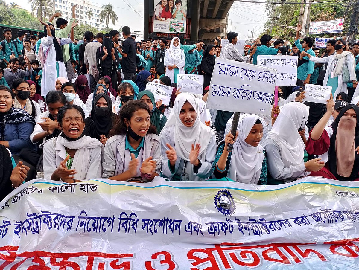 চট্টগ্রাম নগরের দুই নম্বর গেটে সড়ক অবরোধ করেন কারিগরি শিক্ষা প্রতিষ্ঠানের শিক্ষার্থীরা। আজ দুপুর সাড়ে ১২টায়