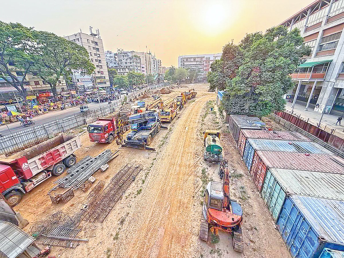 শহীদ আনোয়ারা উদ্যানজুড়ে ছড়িয়ে আছে মেট্রোরেল কর্তৃপক্ষের যান-যন্ত্রপাতি ও নানা স্থাপনা।
৭ এপ্রিল রাজধানীর ফার্মগেটে