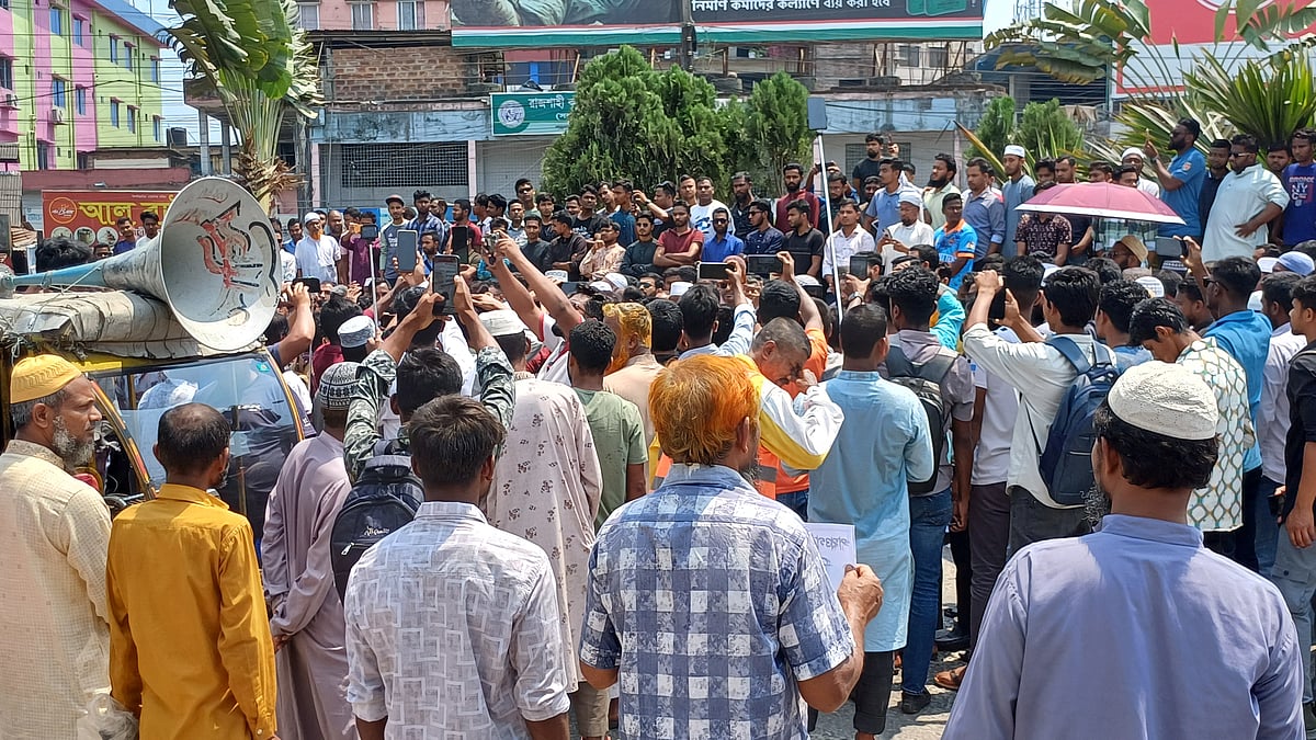 মেডিকেল কলেজ ও হাসপাতাল পঞ্চগড়ে স্থাপনের দাবিতে গণজমায়েত। আজ বুধবার শহরের চৌরঙ্গী মোড়ে
