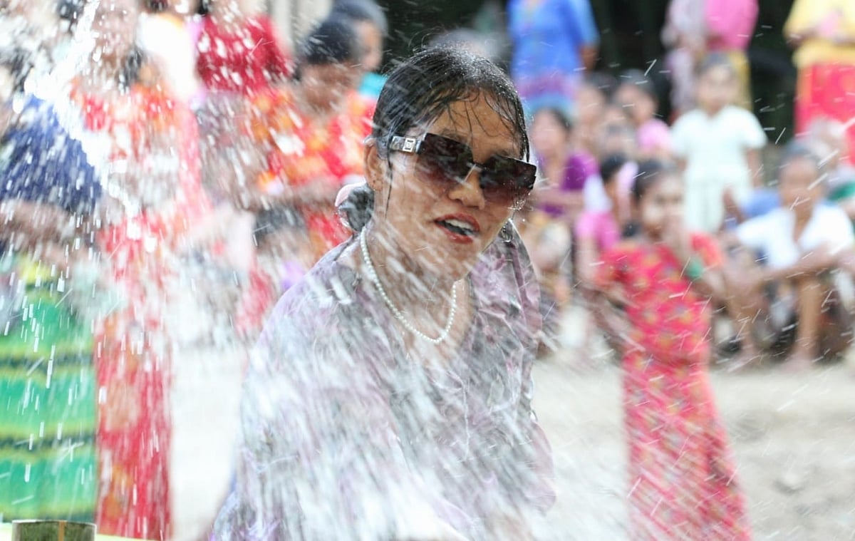 মৈত্রী পানিবর্ষণ উৎবসবে জল ছিটাচ্ছেন এক তরুণী