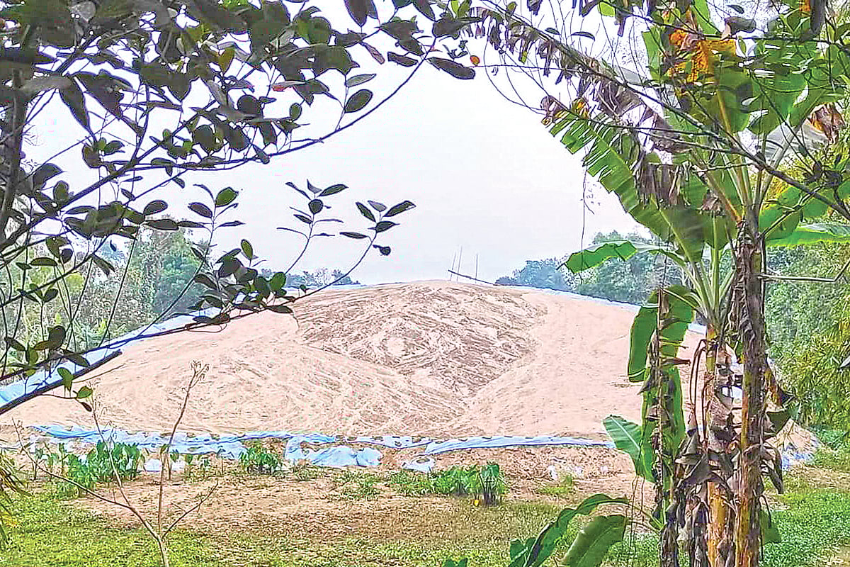 উপজেলা প্রশাসন বলছে, তারা ২ লাখ ঘনফুট বালু জব্দ করেছে। নিলামে তোলার কথা থাকলেও এক পর্যায়ে তা স্থগিত করতে হয়েছে। হবিগঞ্জের চুনারুঘাট উপজেলার কাচুয়া মৌজার পাকরিয়া মহাল এলাকায়