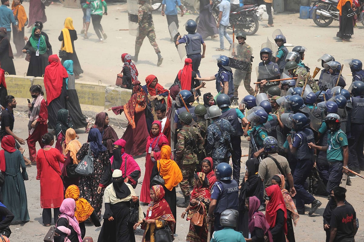 ছাঁটাইয়ের প্রতিবাদে ৭ এপ্রিল দুপুরে চট্টগ্রাম নগরের সিইপিজেড মোড়ে সড়ক অবরোধ করেন শ্রমিকেরা