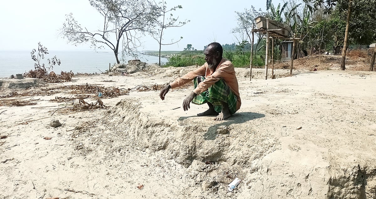 জামালপুরের দেওয়ানগঞ্জ উপজেলায় যমুনা নদীতে ব্যাপক ভাঙন শুরু হয়েছে। ঝুঁকিতে পড়েছে কয়েকটি গ্রামের বসতভিটা, শিক্ষাপ্রতিষ্ঠান ও ফসলি জমি। সম্প্রতি দেওয়ানগঞ্জ উপজেলার চর ডাকাতিয়াপাড়া গ্রামে