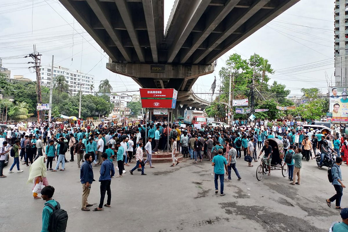 চট্টগ্রাম নগরের দুই নম্বর গেটে সড়ক অবরোধ করেন শিক্ষার্থীরা। আজ দুপুর সাড়ে ১২টায়