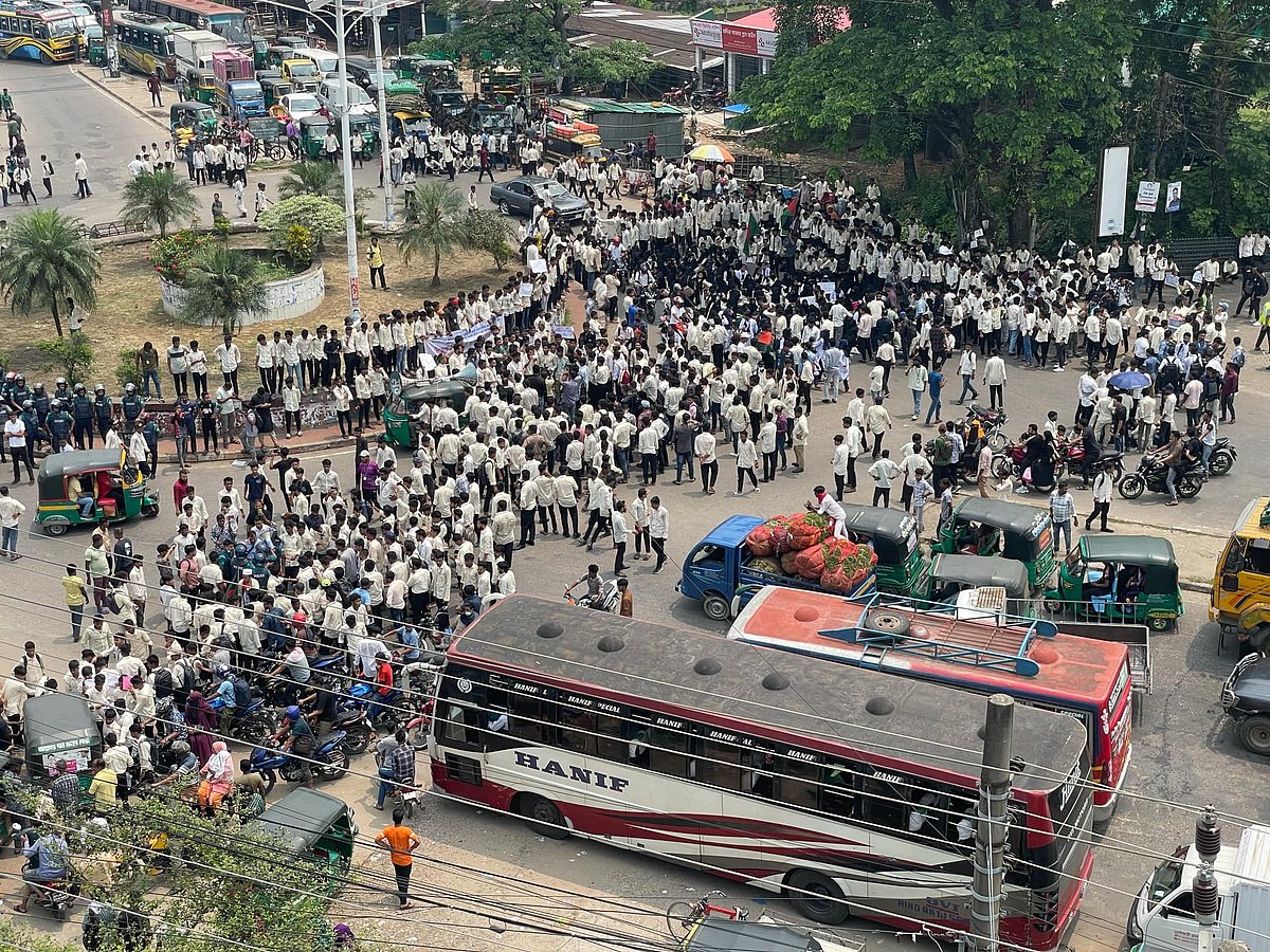 সিলেটে পলিটেকনিক ইনস্টিটিউটের শিক্ষার্থীরা আজ বুধবার দুপুর ১২টার দিকে সিলেট-ঢাকা মহাসড়কের চণ্ডীপুল এলাকায় অবরোধ করেন