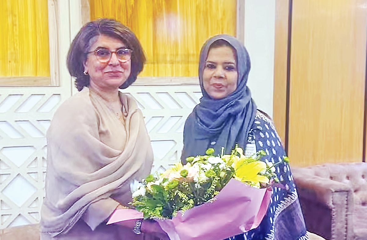 পাকিস্তানের পররাষ্ট্রসচিব আমনা বালুচকে (বাঁয়ে) বিমানবন্দরে স্বাগত জানান পররাষ্ট্র মন্ত্রণালয়ের মহাপরিচালক (দক্ষিণ এশিয়া অনুবিভাগ) ইশরাত জাহান