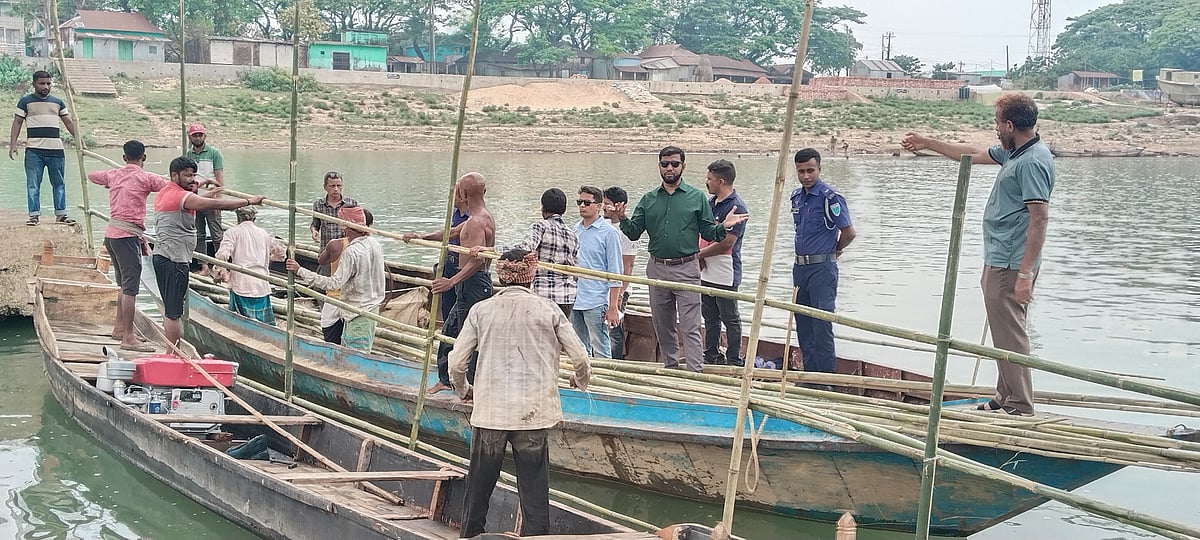 বালু উত্তোলন বন্ধে বাঁশের বেড়া দিয়ে প্রতিবন্ধকতা তৈরি করা হচ্ছে। আজ বুধবার যাদুকাটা নদে
