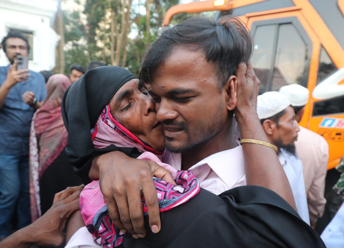 গাড়ি থেকে নামার পর ছেলে নজরুলকে জড়িয়ে ধরে গালে চুমু খান তাঁর মা। গতকাল সন্ধ্যায় চট্টগ্রাম সার্কিট হাউসের সামনে