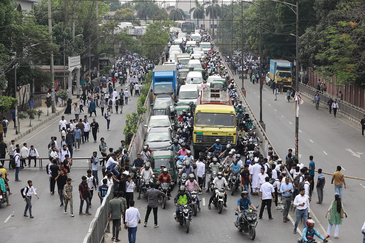 তেজগাঁওয়ের সাতরাস্তা এলাকায় সড়ক অবরোধে শিক্ষার্থীরা
