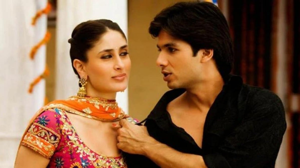 সিনেমার দৃশ্যে কারিনা ও শহীদ। আইএমডিবি