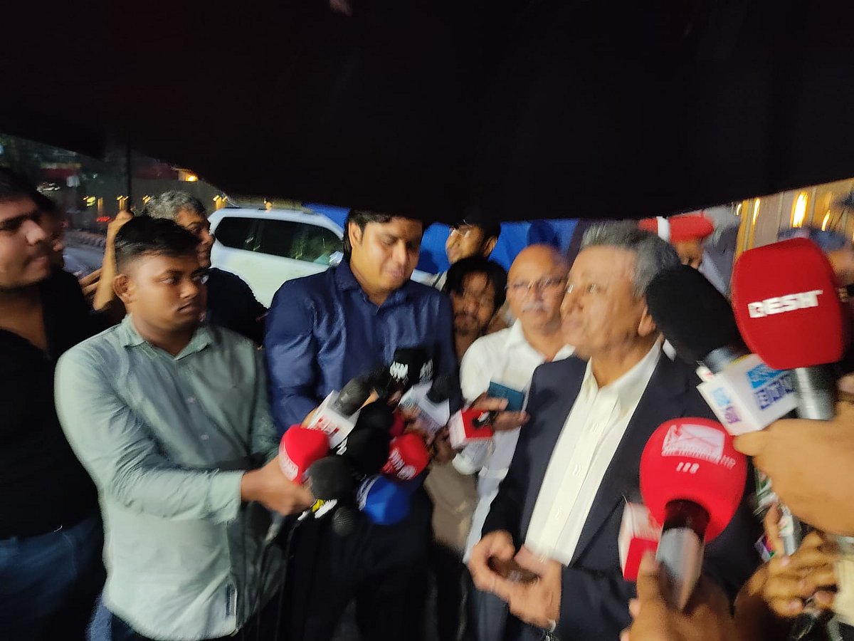 যুক্তরাষ্ট্রের উপসহকারী পররাষ্ট্রমন্ত্রী নিকোল চুলিকের সঙ্গে বৈঠকের পর সাংবাদিকদের সঙ্গে কথা বলেন বিএনপির স্থায়ী কমিটির সদস্য আমীর খসরু মাহমুদ চৌধুরী