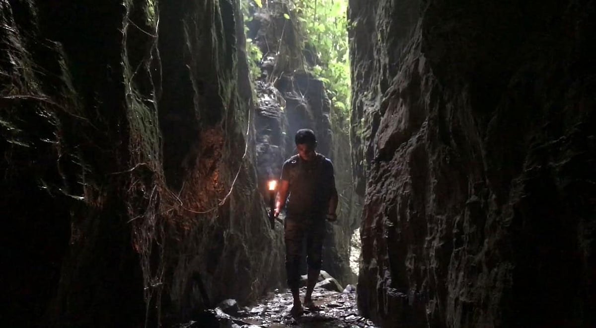 বাদুড় গুহায় ঢুকতে হয় মশাল জ্বালিয়ে। সম্প্রতি খাগড়াছড়ির দীঘিনালার রথীচন্দ্র কারবারি পাড়া এলাকায়