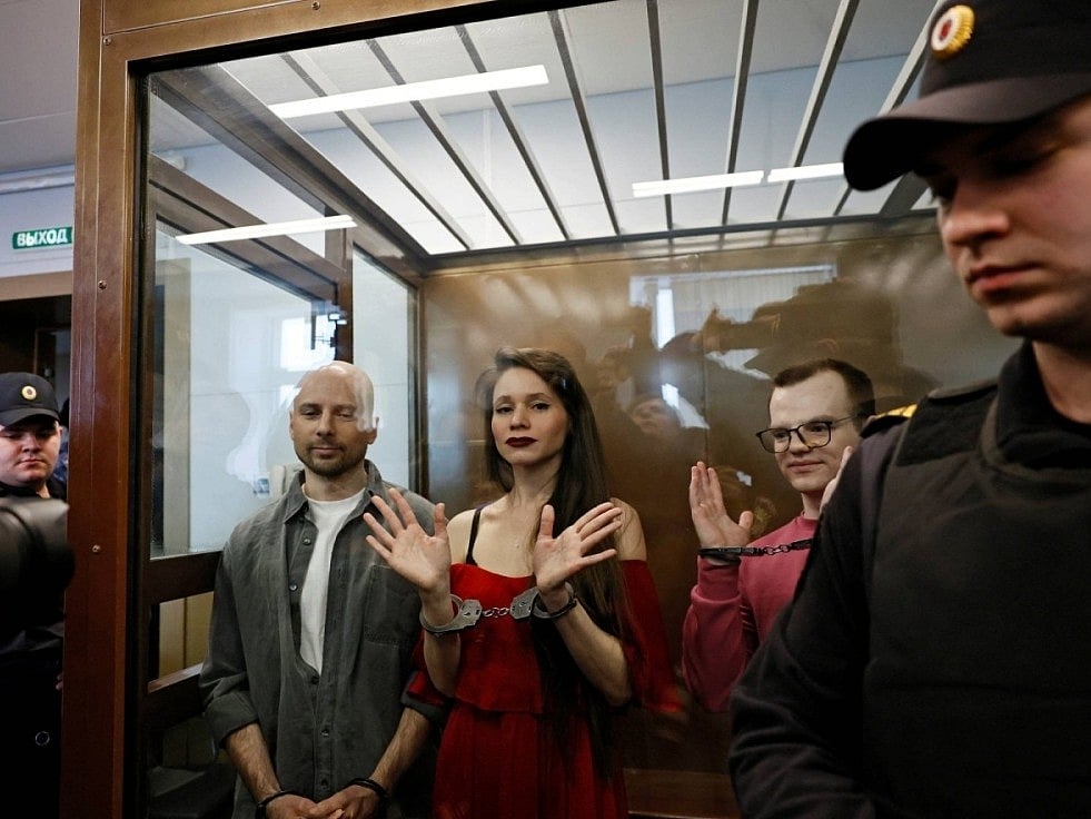 গত মঙ্গলবার রাশিয়ার এক আদালত সাংবাদিক আন্তোনিনা ফাভোরস্কায়া, কনস্তান্তিন গাবোভ, সের্গেই ক্যারেলিন ও আরতিয়ম ক্রিগেরকে দোষী সাব্যস্ত করে প্রত্যেককে সাড়ে পাঁচ বছর করে কারাদণ্ড দিয়েছেন