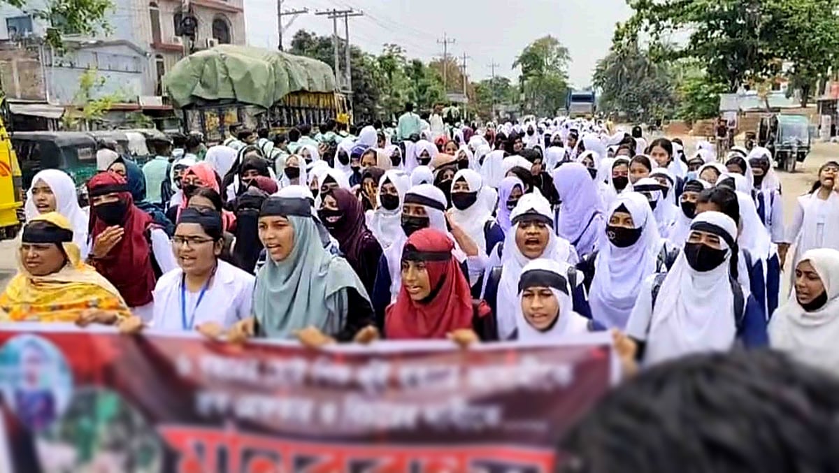 শিশু হত্যায় জড়িতদের গ্রেপ্তারের দাবিতে শিক্ষার্থীদের বিক্ষোভ মিছিল। আজ বুধবার দুপুরে নাটোরের বড়াইগ্রাম উপজেলার বনপাড়ায়