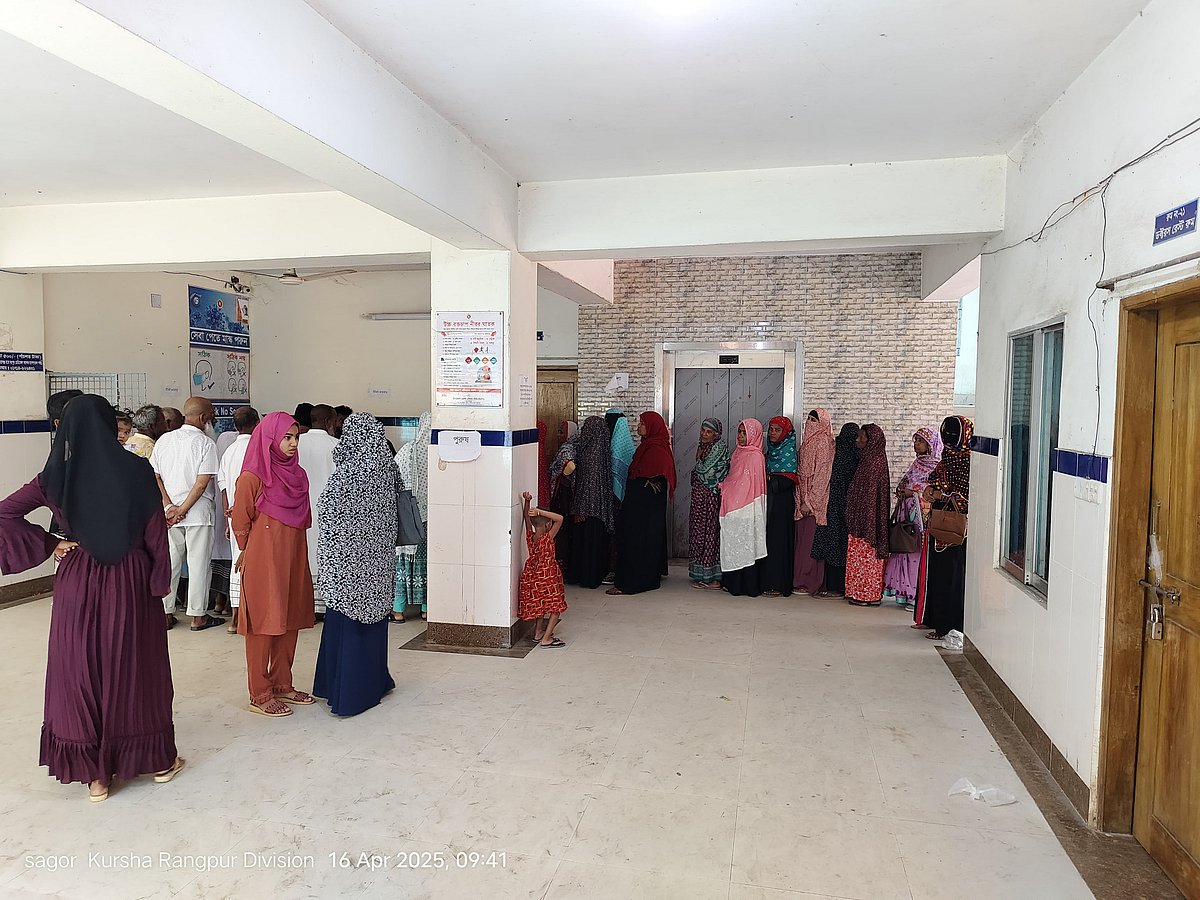 তারাগঞ্জ স্বাস্থ্য কমপ্লেক্সে চার দিন পর কর্মবিরতি শেষে চিকিৎসাসেবা চালু হয়েছে। বহির্বিভাগে রোগীদের উপচে পড়া ভিড়। আজ বুধবার সকালে