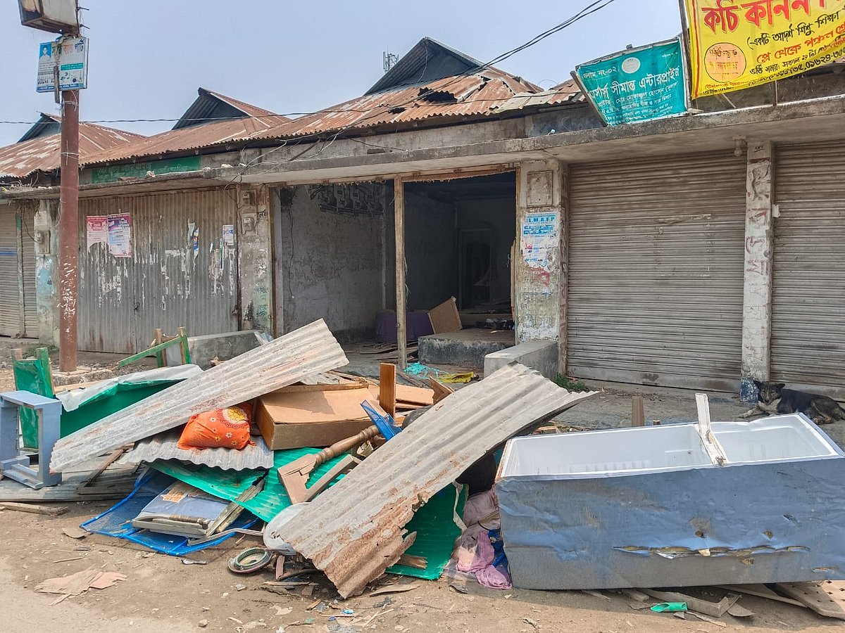 ময়মনসিংহের ফুলবাড়িয়ায় বাবা–ছেলেকে হত্যার পর যাত্রাশিল্পী হারুন অর রশিদের বাসা ভাঙচুর করা হয়