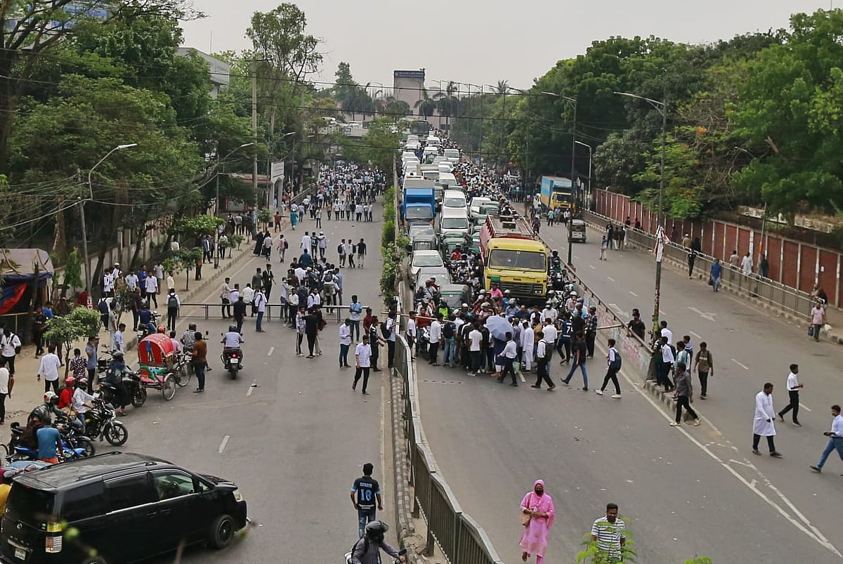 তেজগাঁওয়ের সাতরাস্তা এলাকায় সড়ক অবরোধে শিক্ষার্থীরা