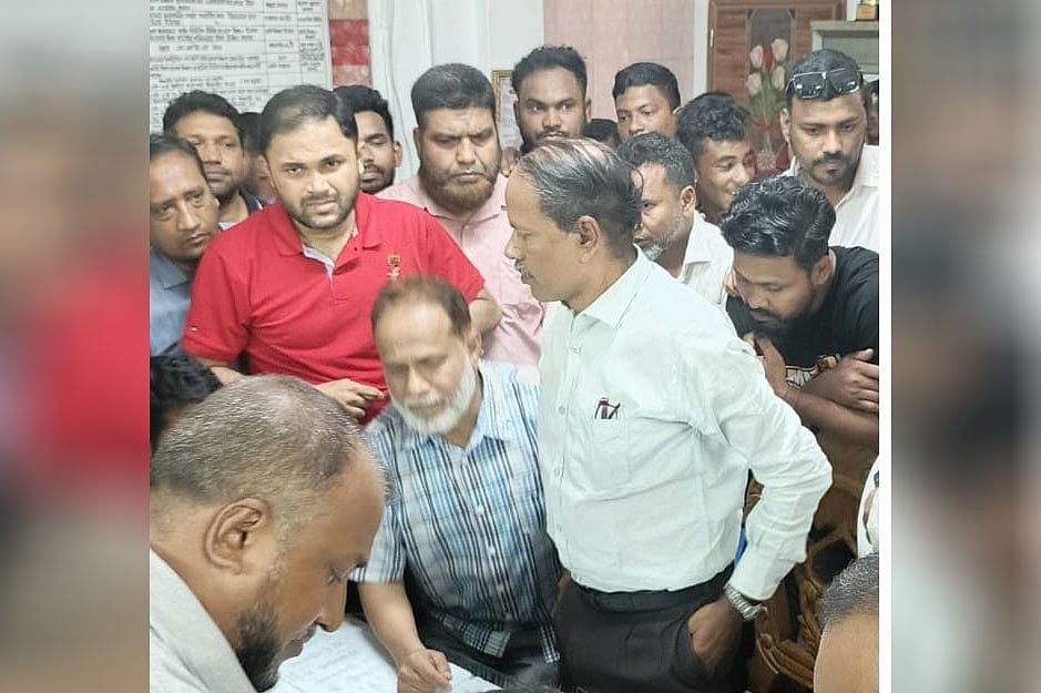 পদত্যাগপত্রে জোর করে সই নেওয়া হয় তোবারক আলী চৌধুরী (টিএসি) উচ্চবিদ্যালয়ের ভারপ্রাপ্ত প্রধান শিক্ষক কান্তি লাল আচার্যের(মাঝে সাদা শার্ট) কাছ থেকে। আজ দুপুরে তোলা