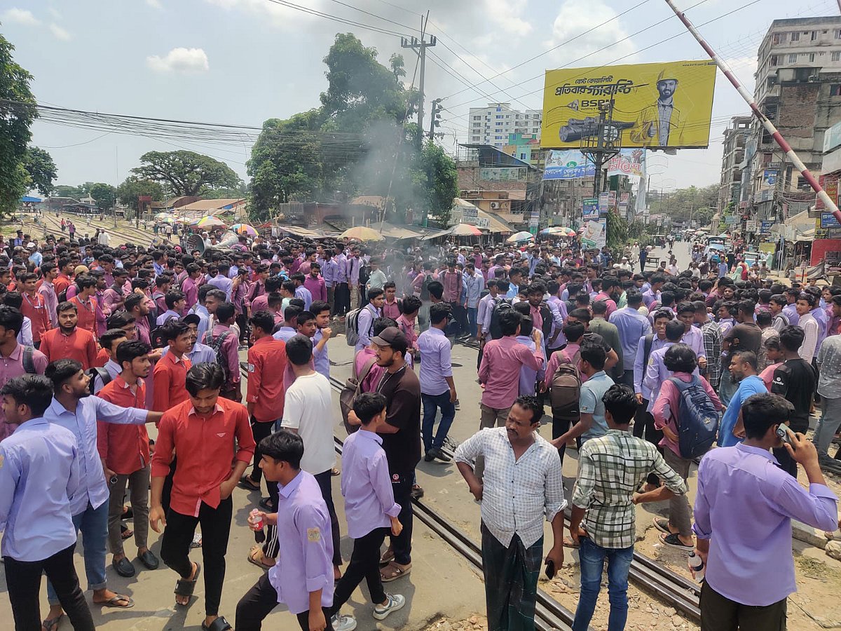 শিক্ষার্থীদের সড়ক ও রেলপথ অবরোধ। আজ দুপুরে ফেনী শহরের গোডাউন কোয়ার্টারের পাশের রেলগেট এলাকায়