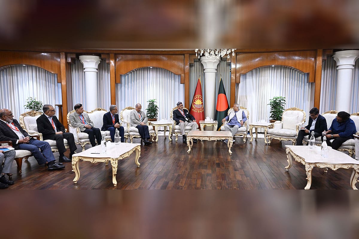 প্রধান উপদেষ্টা অধ্যাপক মুহাম্মদ ইউনূসের সঙ্গে সাক্ষাৎ করেছেন বিডিআর হত্যাকাণ্ডের ঘটনায় গঠিত তদন্ত কমিশনের সদস্যরা