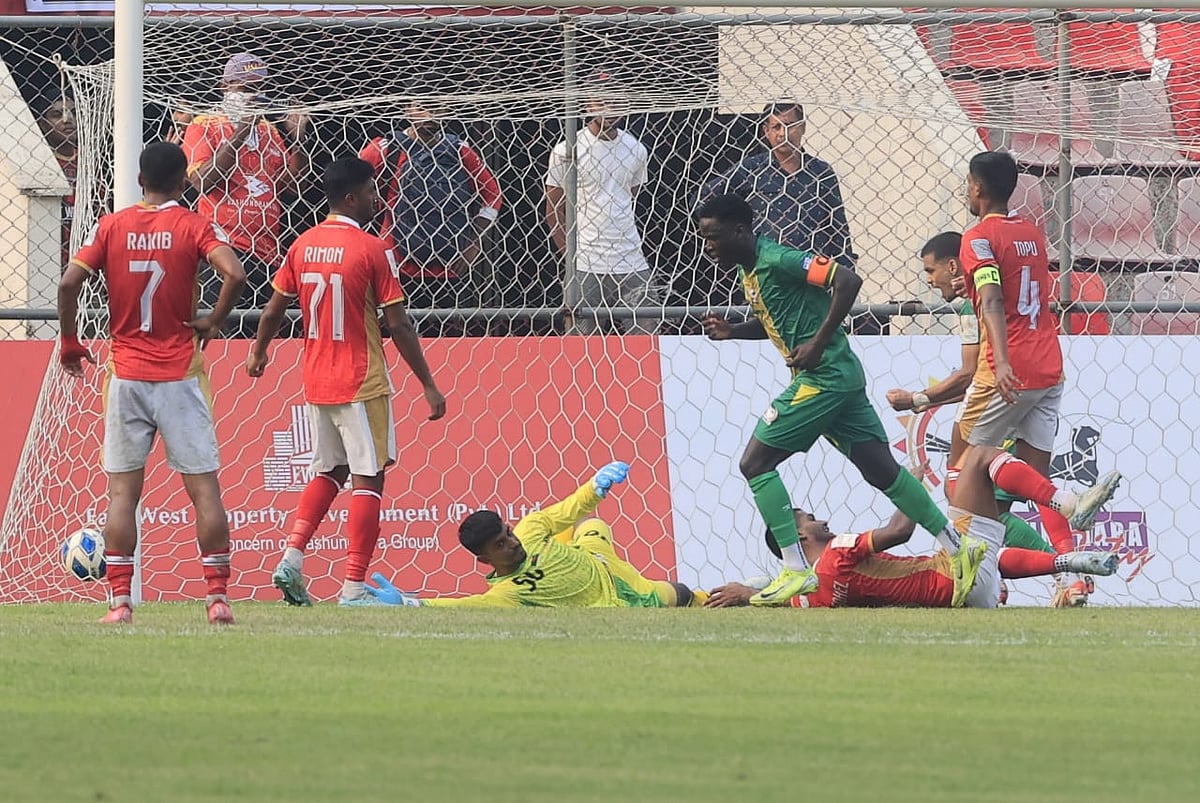 সলোমন কিংয়ের গোলে আশা দেখলেও শেষ পর্যন্ত রহমতগঞ্জের হারের তিক্ততা বাড়িয়ে দেয় রেফারির বিতর্কিত এক সিদ্ধান্ত
