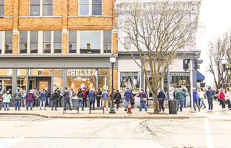 হাতে হাতে পুরোনো দোকান থেকে নতুন দোকানে চলে যাচ্ছে বই। ১৩ এপ্রিল ২০২৫