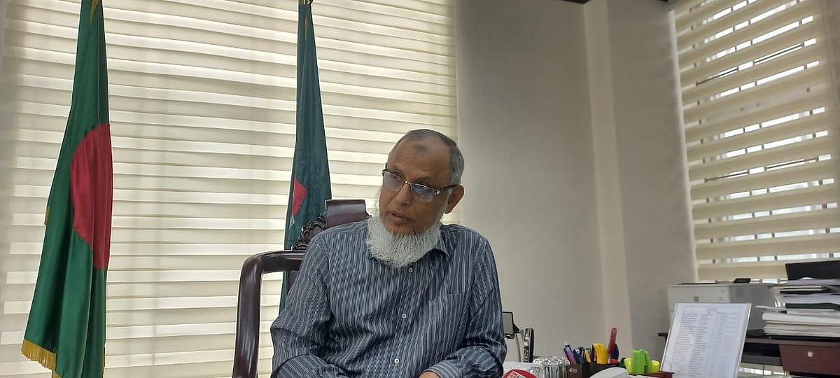 নির্বাচন কমিশনার আনোয়ারুল ইসলাম সরকার আজ বুধবার দুপুরে নির্বাচন ভবনে নিজ দপ্তরে সাংবাদিকদের সঙ্গে আলাপকালে আগামী সংসদ নির্বাচন নিয়ে প্রস্তুতি সম্পর্কে জানান