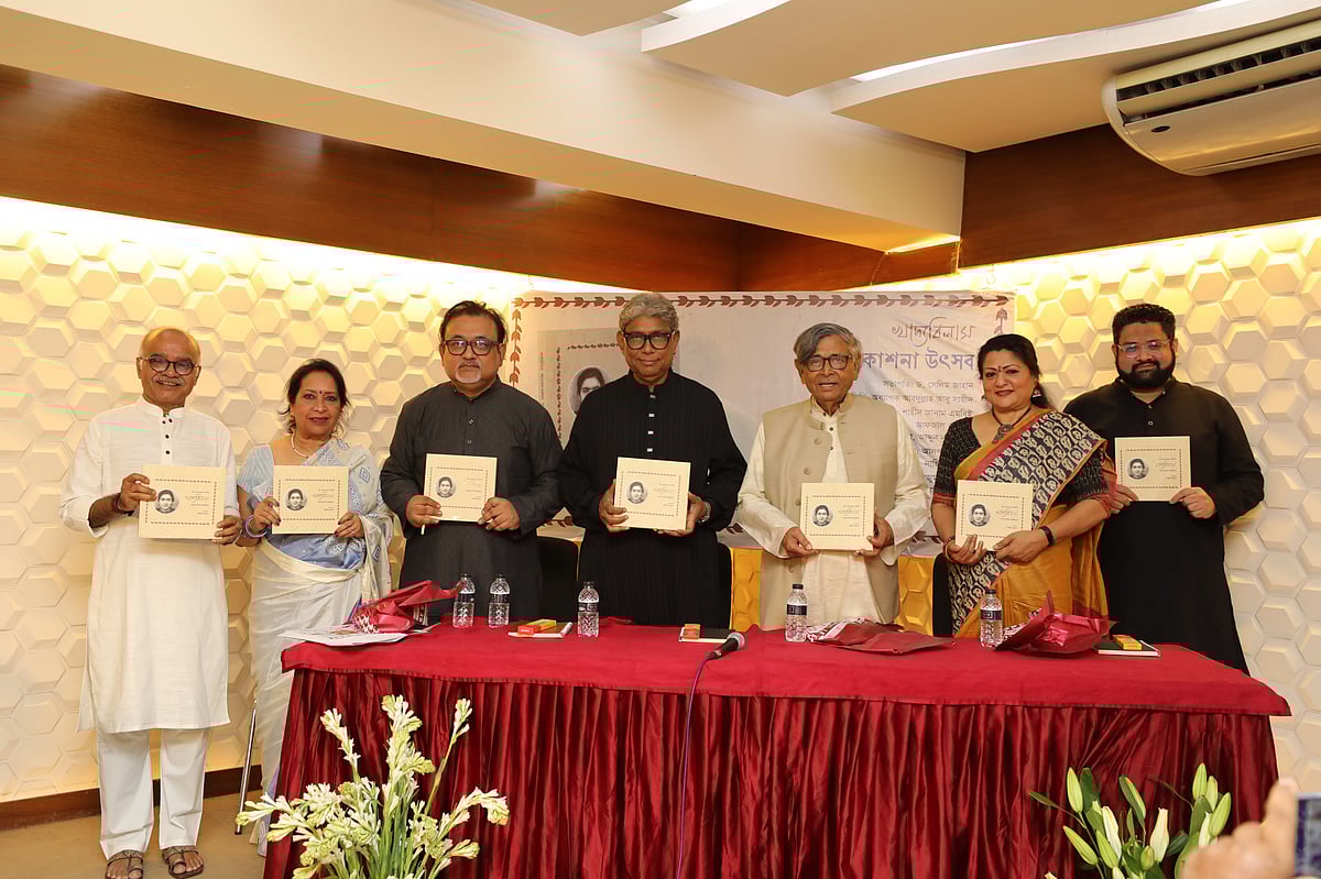 আনোয়ারা তরফদারের রান্নার বই ‘খাদ্যবিলাস’-এর মোড়ক উন্মোচন অনুষ্ঠানে বাঁ থেকে ড. সেলিম জাহান, শামীম আজাদ, আব্দুন নূর তুষার, আফজাল হোসেন, অধ্যাপক আবদুল্লাহ আবু সায়ীদ, আলপনা হাবিব ও লাবিব তরফদার। গতকাল সন্ধ্যায় বিশ্বসাহিত্য কেন্দ্রে