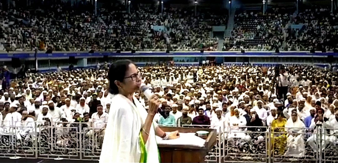 কলকাতার নেতাজি ইনডোর স্টেডিয়ামে রাজ্যের ইমাম–মুয়াজ্জিনদের নিয়ে সভা করেন পশ্চিমবঙ্গের মুখ্যমন্ত্রী মমতা বন্দ্যোপাধ্যায়